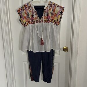 Knox Rose Womens jogger Blue Patterned Pants
With THML shirt included .